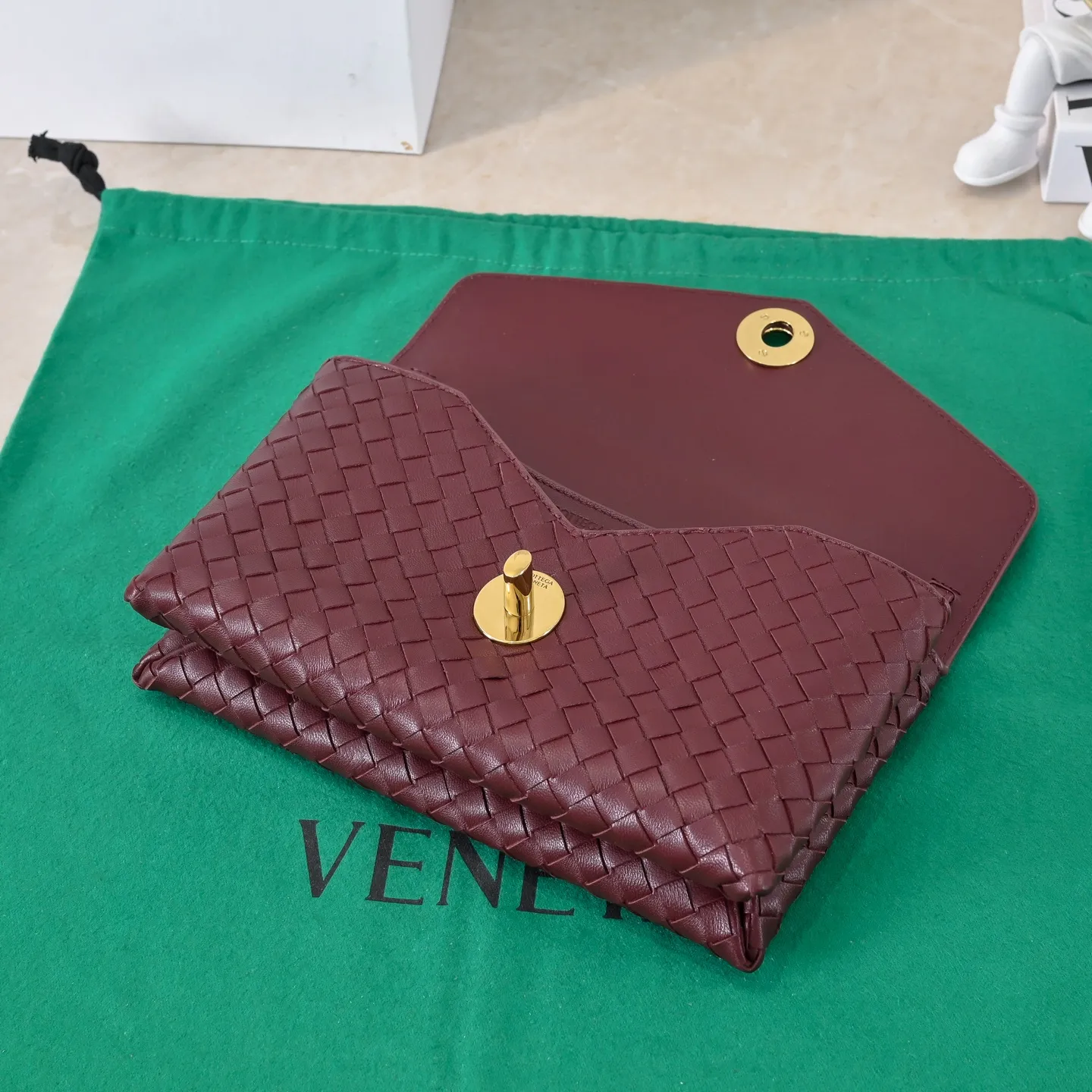 Batch 1660 #Bv new Knot Lock crossbody bag 🎈2025 early spring kont lock new series is hot on the market 🔥The brand's classic weaving process, with kont's metal rotating buttons, are exquisite and eye-catching, which is a luxurious embellishment of details. The upper body is elegant and elegant, with internal double compartments + card slots + back compartment. Super versatile, multiple carrying methods, detachable shoulder strap, portable/shoulder/cross-body, retro and fashionable, easy to carry with exquisite old-line style🫴 Model: 7191 Size: 25x16x5.5
